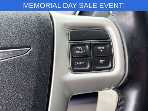 Used 2014 Chrysler Town & Country Touring FWD image 25
