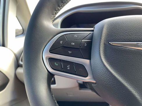 Used 2022 Chrysler Pacifica Touring-L image 11