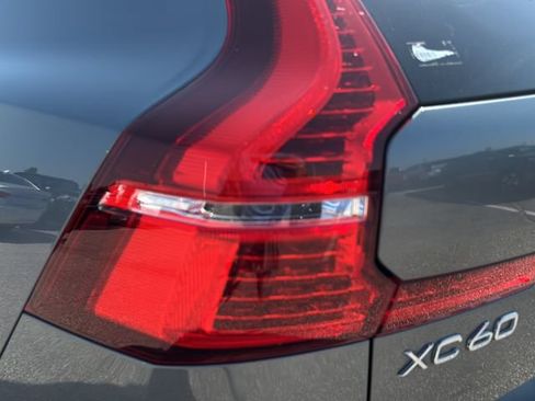 Used 2021 Volvo XC60 T5 Momentum AWD/4WD image 11