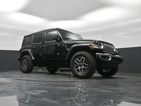 Used 2025 Jeep Wrangler Unlimited Sahara AWD/4WD image 18