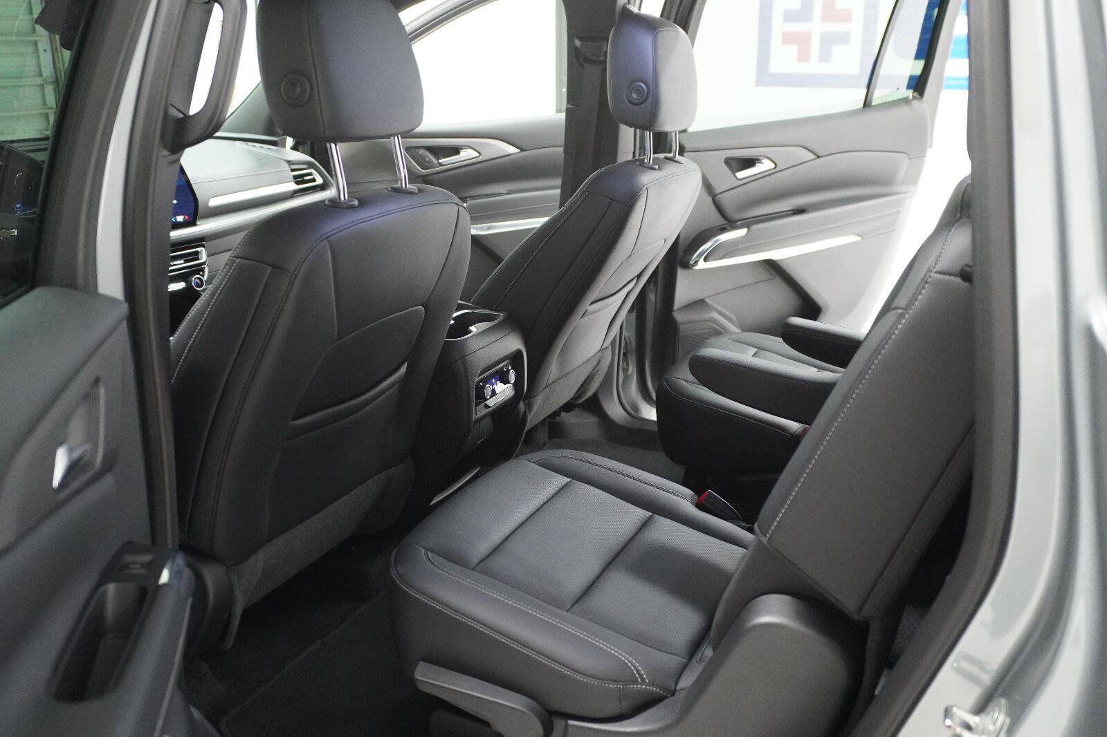 Used 2025 Chevrolet Traverse LT FWD image 11