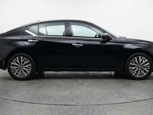 Used 2025 Nissan Altima 2.5 SV image 11