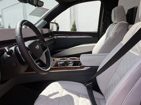 Certified 2025 Cadillac Escalade Premium Luxury Platinum image 28