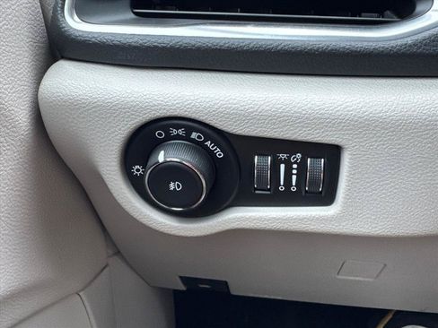 Used 2019 Chrysler Pacifica Limited w/ Advanced Safetytec Group FWD image 25