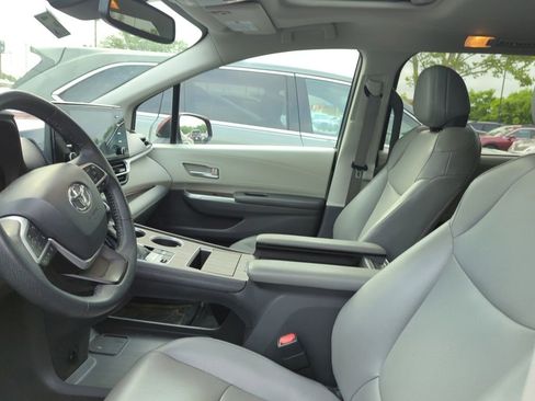 Used 2022 Toyota Sienna XLE AWD/4WD image 6