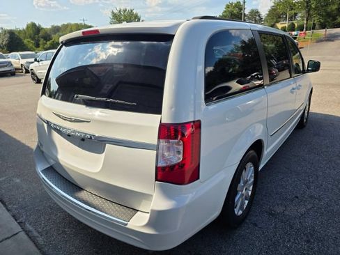 Used 2015 Chrysler Town & Country Touring FWD image 5