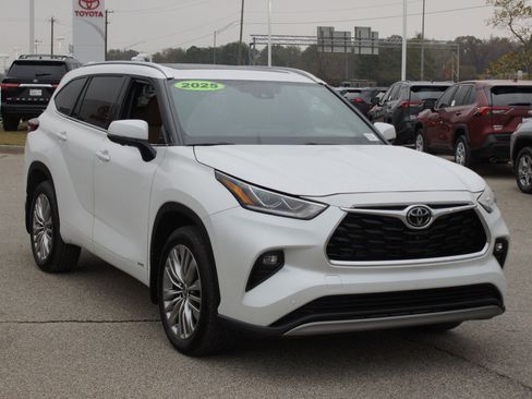 Used 2025 Toyota Highlander Platinum image 25