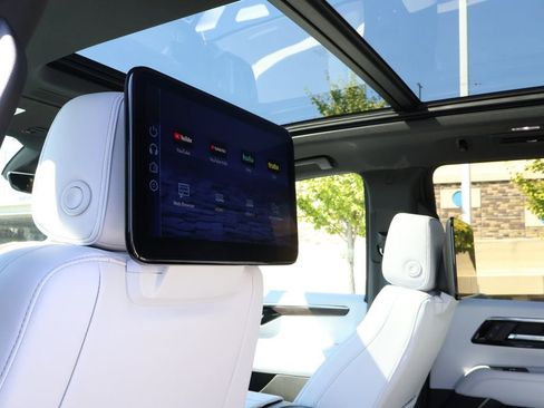 New 2025 Chevrolet Suburban Premier image 38