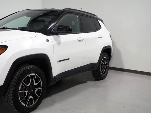 Used 2025 Jeep Compass Trailhawk AWD/4WD image 45