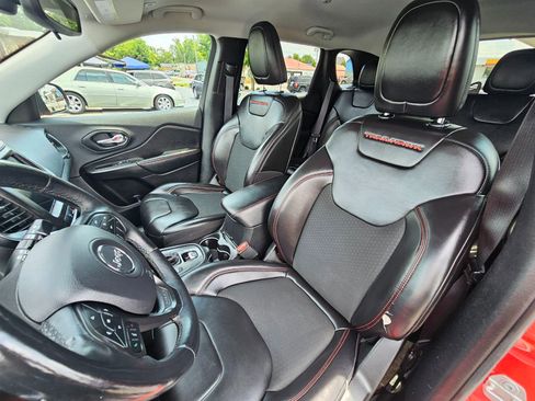 Used 2019 Jeep Cherokee Trailhawk w/ Cold Weather Group image 14