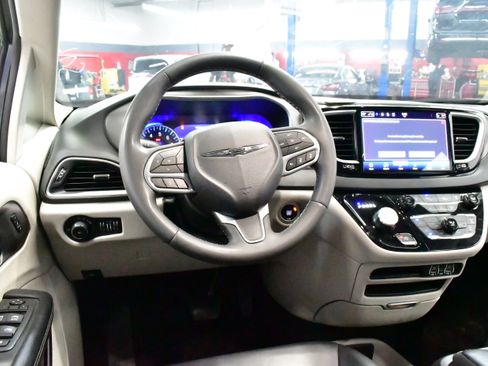 Used 2023 Chrysler Pacifica Touring-L FWD image 8
