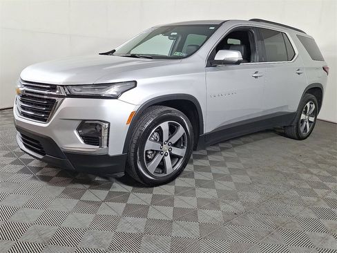 Used 2022 Chevrolet Traverse LT w/ LT Premium Package image 6