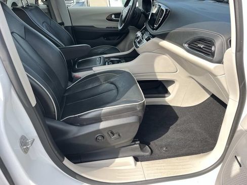 Used 2022 Chrysler Pacifica Limited FWD image 23
