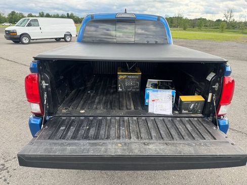 Used 2017 Toyota Tacoma TRD Sport w/ Tow Package (A/T) AWD/4WD image 19