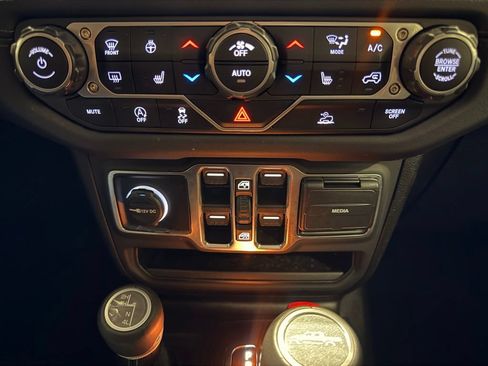 Used 2025 Jeep Gladiator Sport AWD/4WD image 24