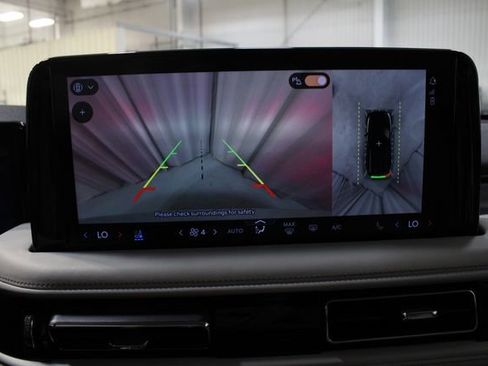 Used 2025 Lincoln Aviator AWD image 3