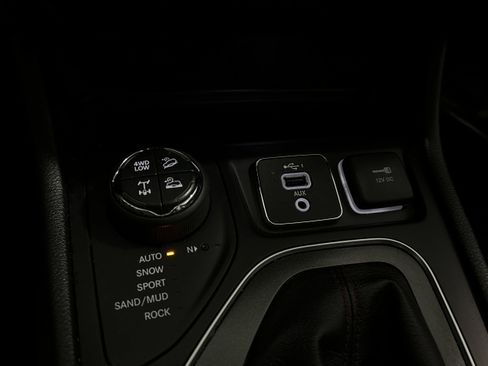 Used 2020 Jeep Cherokee Trailhawk image 12