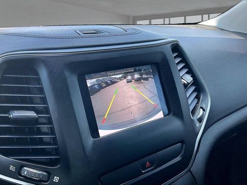 Used 2019 Jeep Cherokee Latitude w/ Popular Appearance Group FWD image 21