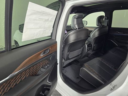 New 2025 Jeep Grand Cherokee Summit w/ Obsidian Package image 30