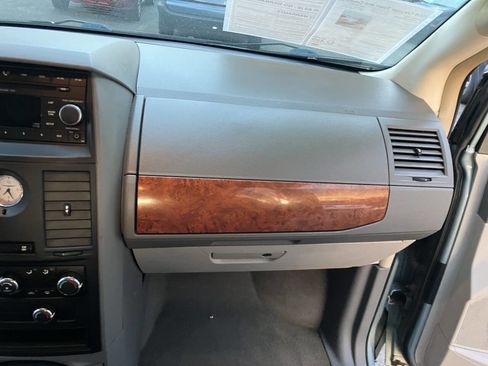 Used 2008 Chrysler Town & Country LX image 25