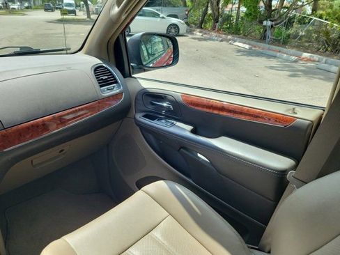 Used 2014 Chrysler Town & Country Touring-L image 18