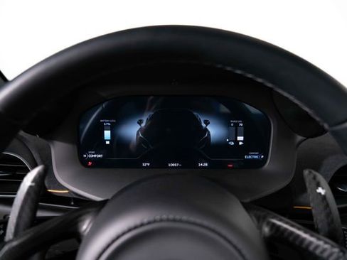 Used 2024 McLaren Artura image 21