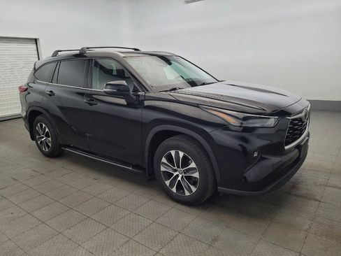Used 2022 Toyota Highlander XLE AWD/4WD image 11