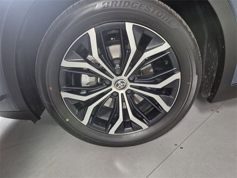 Used 2025 Toyota Crown XLE image 11