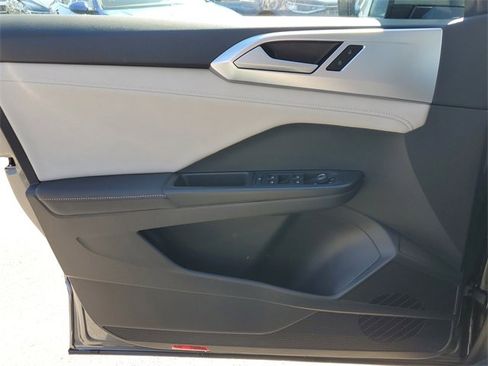 Used 2025 Volkswagen Taos SE w/ Panoramic Sunroof Package image 29
