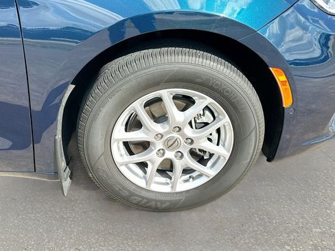 Used 2023 Chrysler Pacifica Touring-L image 30