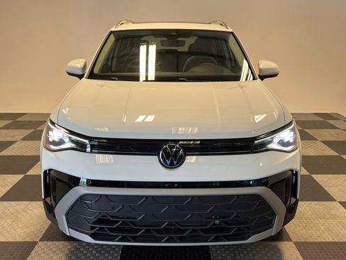 Used 2025 Volkswagen Taos SE FWD image 2