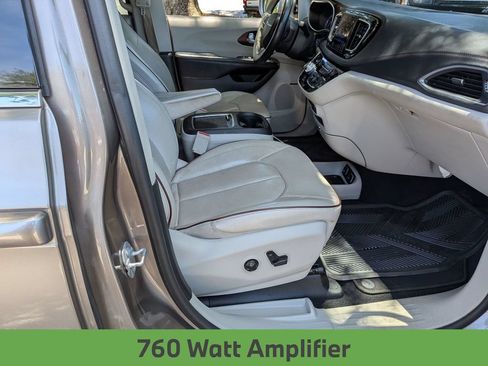 Used 2017 Chrysler Pacifica Limited FWD image 27