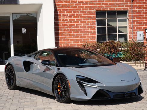 Used 2023 McLaren Artura RWD image 1