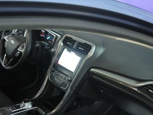 Used 2018 Ford Fusion SE w/ Fusion SE Technology Package FWD image 12