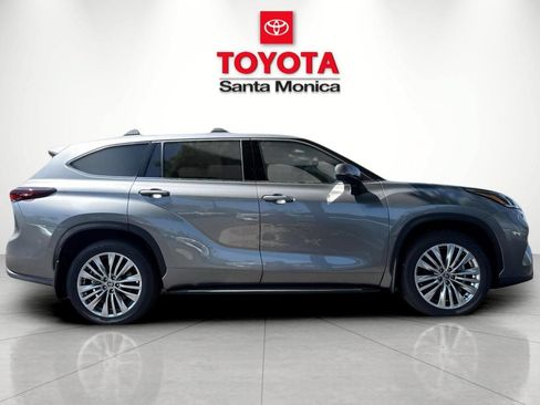 New 2026 Toyota Highlander Platinum AWD/4WD image 2