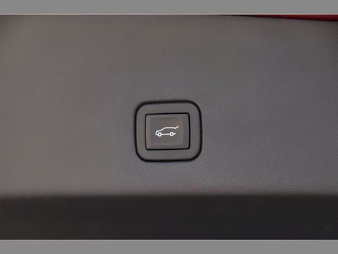 Certified 2025 Cadillac Optiq Sport 2 w/ LPO, Floor Liner Package AWD/4WD image 25
