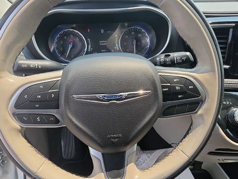 Used 2020 Chrysler Pacifica Limited FWD image 17
