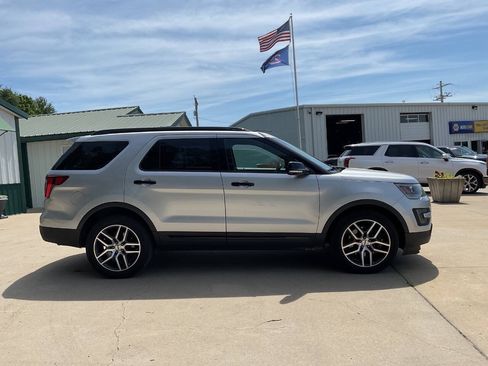 Used 2016 Ford Explorer Sport w/ Equipment Group 401A AWD/4WD image 2