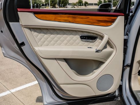 Used 2020 Bentley Bentayga Plug-In Hybrid AWD/4WD image 88