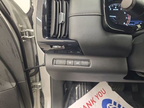 Used 2025 Nissan Pathfinder SV FWD image 34