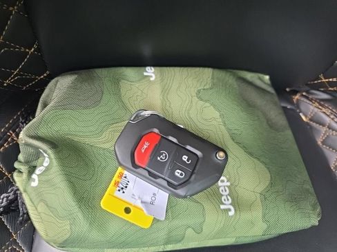 Used 2022 Jeep Wrangler Unlimited Sahara AWD/4WD image 18