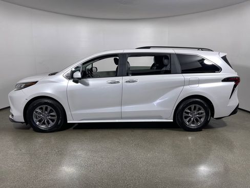 Certified 2024 Toyota Sienna XLE image 6