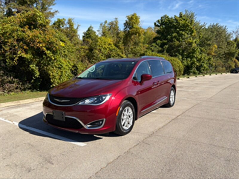 Used 2020 Chrysler Pacifica Touring-L FWD image 1