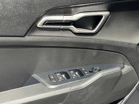Used 2025 Kia Sportage LX image 18
