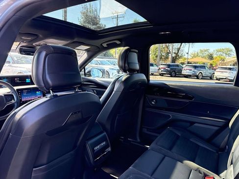 Used 2025 Lincoln Nautilus Reserve w/ Jet Appearance Package image 11