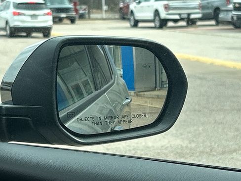 Used 2025 Chevrolet Traverse LT image 29