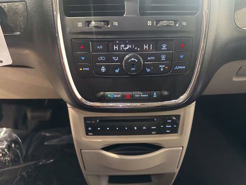 Used 2012 Chrysler Town & Country Touring-L w/ Entertainment Group #2 image 20