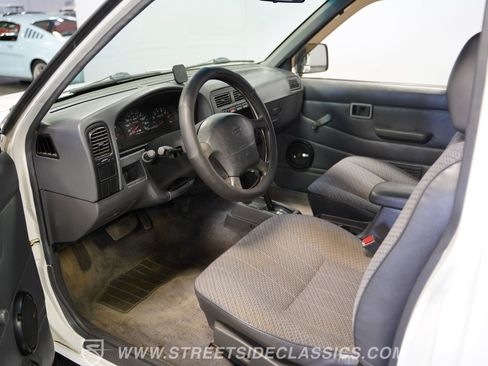 Used 1996 Nissan Pickup 2WD King Cab image 4