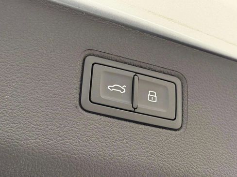 Used 2024 Bentley Bentayga Extended Wheelbase image 52