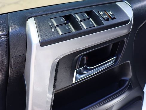 Used 2018 Toyota 4Runner SR5 AWD/4WD image 37